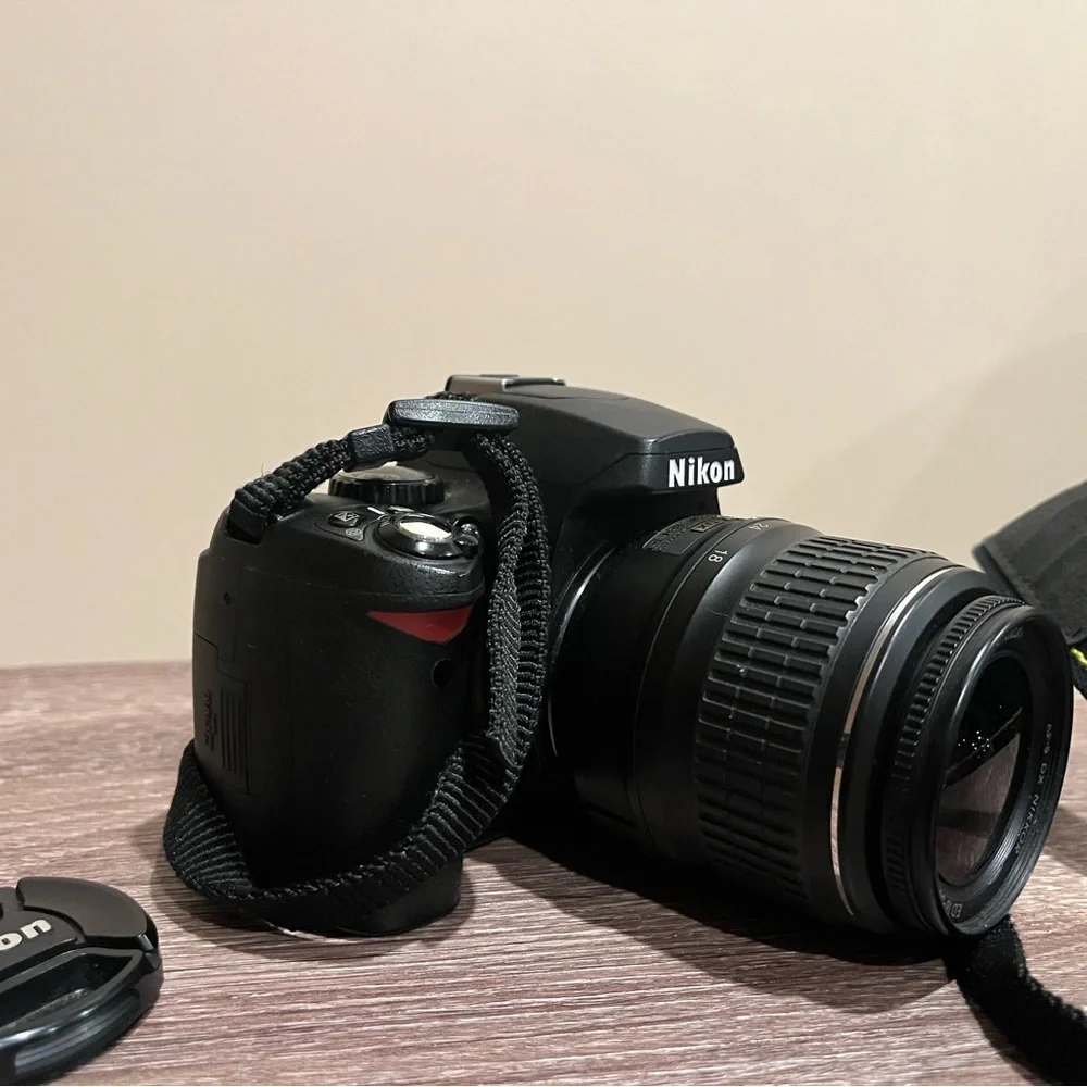 Nikon D40 6.1MP Digital SLR Camera Af-s DX Nikkor Ed 18-55mm